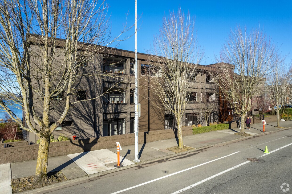 Exterior - 807 Lake St S