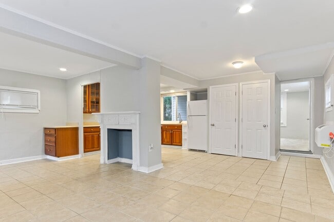 Building Photo - Delightful and Comfortable 1 Bedroom 1 Bath Unit!