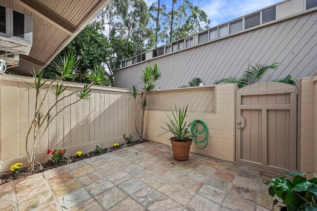 Entrada al patio - 271 S Church Ln
