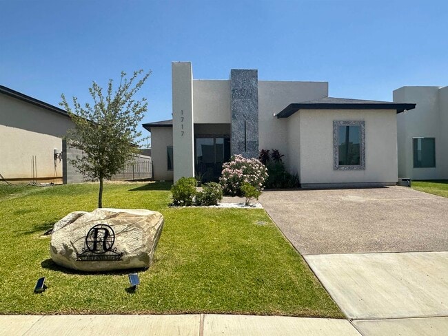 Building Photo - 1717 Fresnillo Dr