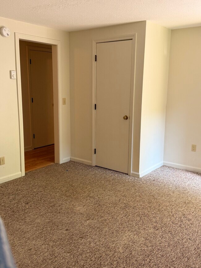 Sala de estar - 296 Turners Falls Rd