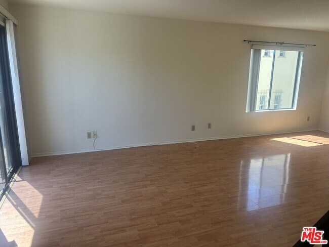 Foto del edificio - 8515 Saturn St