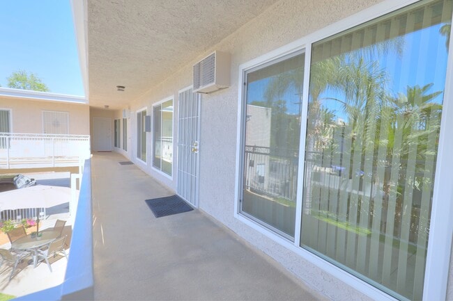 Foto del edificio - 4808 Riverton Ave