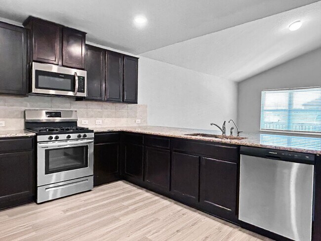 Foto del edificio - Spacious Valley Ranch 4/2.5 (2,324 SF) w/ Loft/Game Room