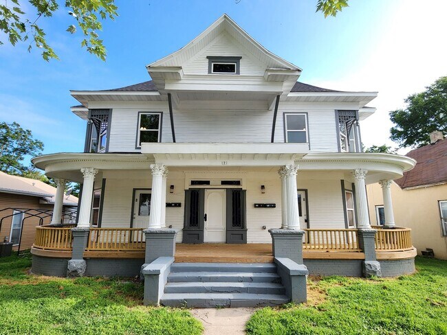 Building Photo - Spacious 2-Bedroom, 1-Bathroom Home AVAILA...