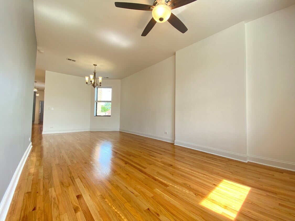 Living Room / Dining room - 4551 N Clark St