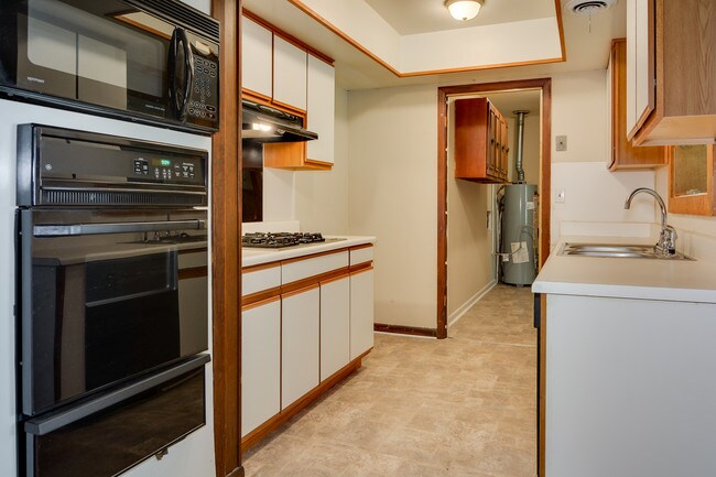 Building Photo - 3327 Hillis Rd