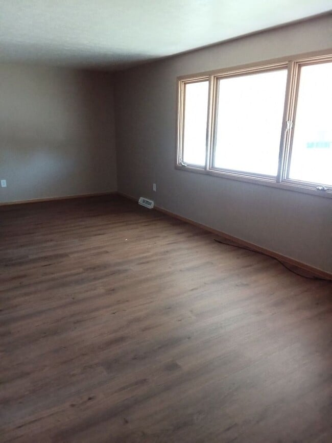 Foto del edificio - Spacious Lakeshore Living – 3-Bedroom Duplex with Charm & Convenience