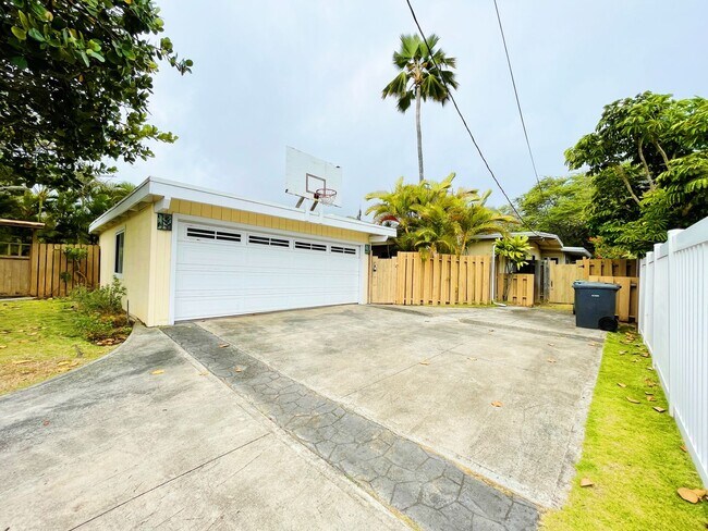 Building Photo - Pet Friendly Kailua Home with Pool, Waterf...