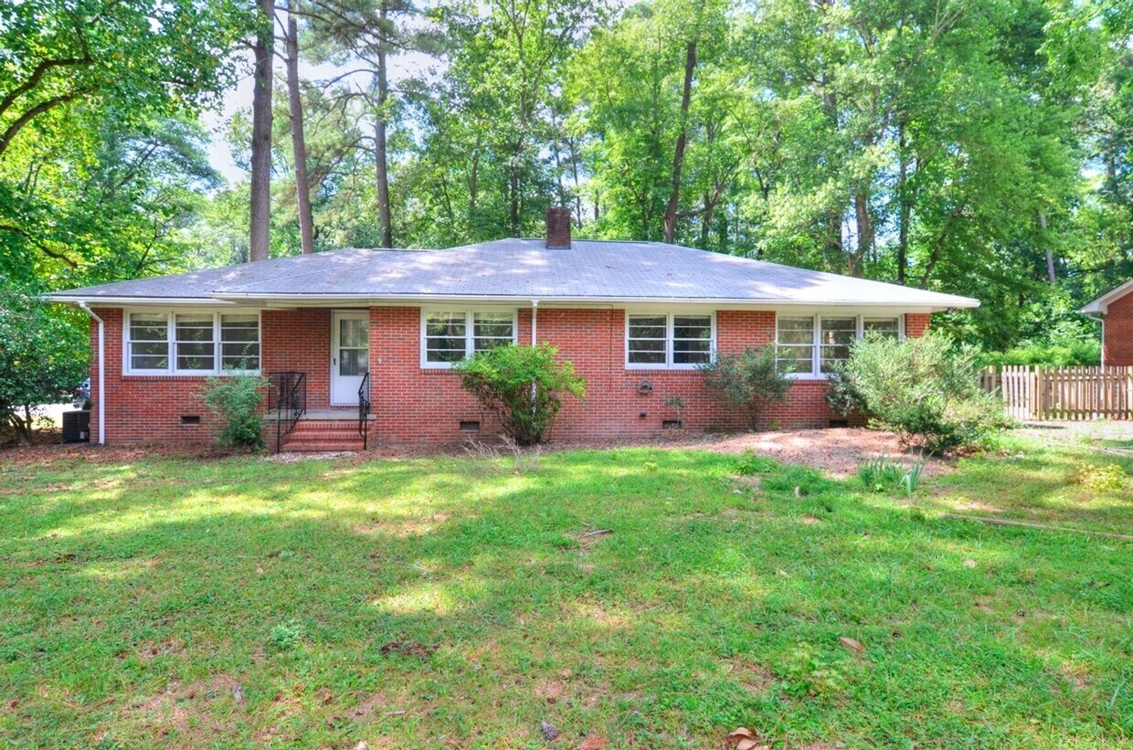 Primary Photo - Charming Renovated 2 Bedroom Duplex in Car...