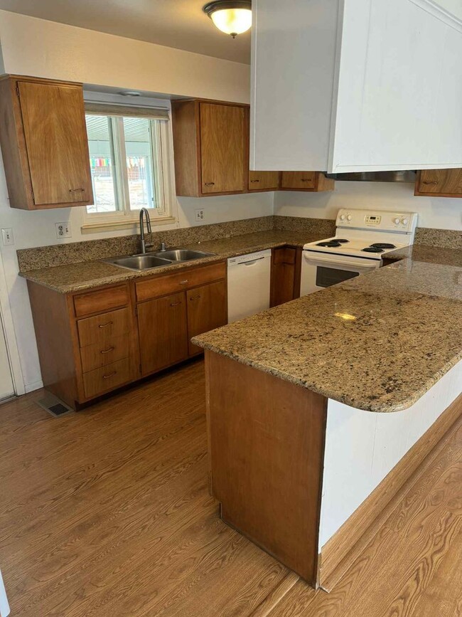 Building Photo - Charming 3-Bedroom, 2-Bathroom Home in Mat...