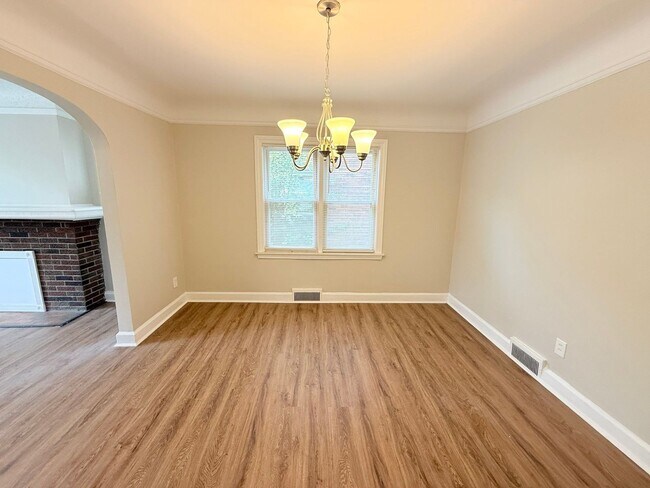 Foto del edificio - Renovated 3-Bedroom Home – We Welcome Sect...