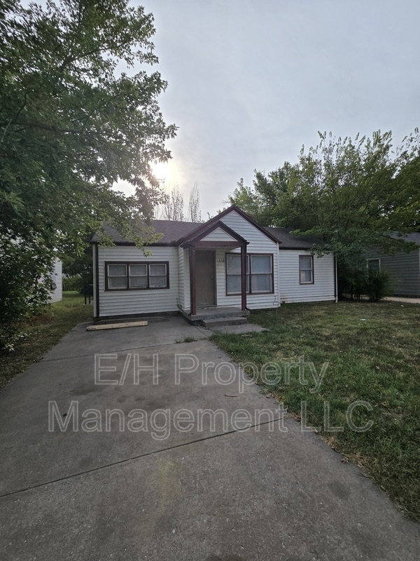 Building Photo - 1338 N Volutsia