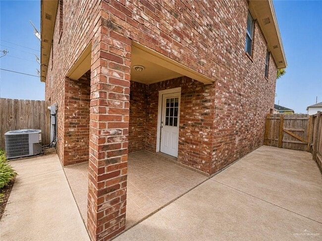 Building Photo - 1202 W Kiwi