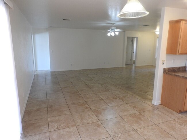 Building Photo - 3 Bedroom with large yard