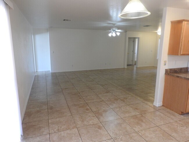 Foto del edificio - 3 Bedroom with large yard