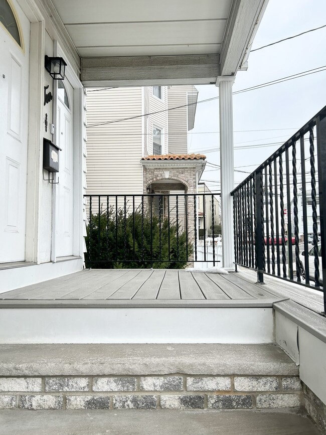 Front Porch - 10 Devon Ter