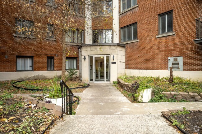 Building Photo - 5545 Ch De La Côte-Saint-Luc