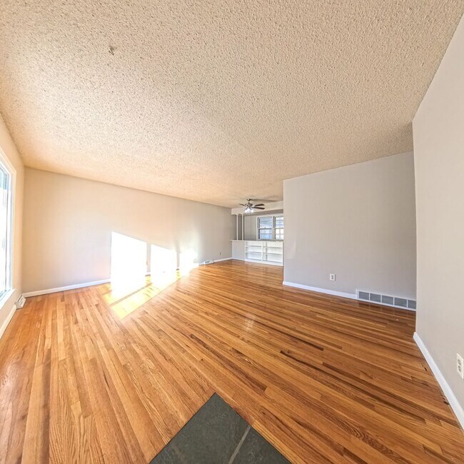 Foto del edificio - Spacious 3 Bedroom 1 bathroom Ranch located on the South Side