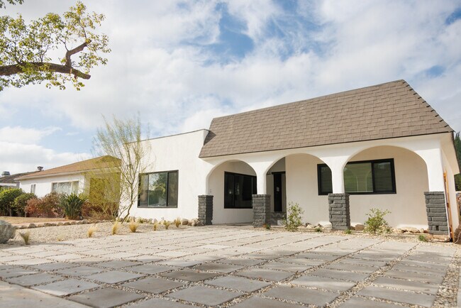 Building Photo - 735 N Frederic St