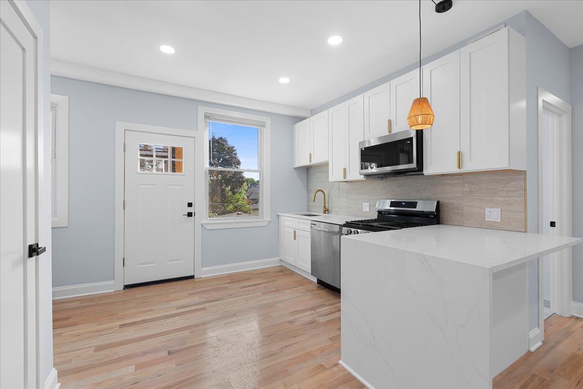 Foto principal - 3805 W Belle Plaine Ave
