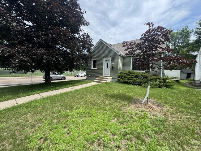 Building Photo - Charming 4-Bed Home with Gleaming Hardwood Floors, fully fenced backyard - 1500 Sq Ft in Minneapo...