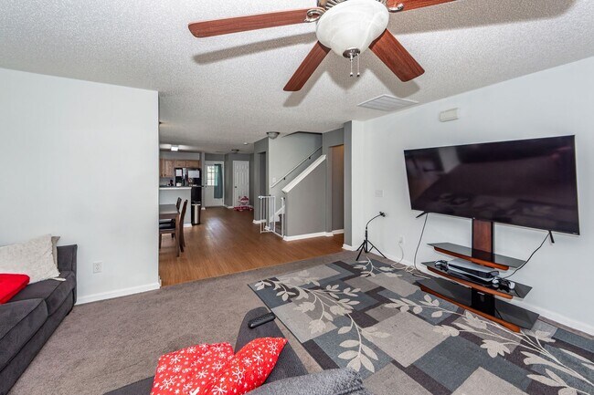 Building Photo - 5 Bedroom 3 Bath Home in Moss Grove Planta...