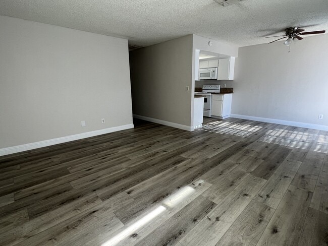 Building Photo - 1009 Willow Tree Dr