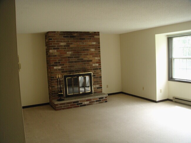 WOODHILL COURT APARTMENTS - 37 Woodhill Ct