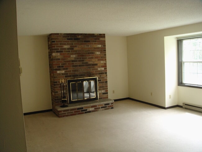 WOODHILL COURT APARTMENTS - 37 Woodhill Ct