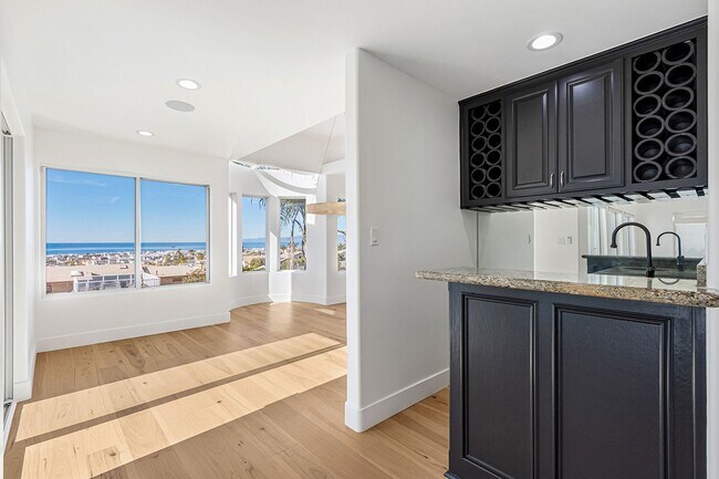 Foto del edificio - Beautifully Remodeled, 4BR4.5BA Hill Section Home w/ Amazing Panoramic Ocean Views, 3 Decks, Atri...