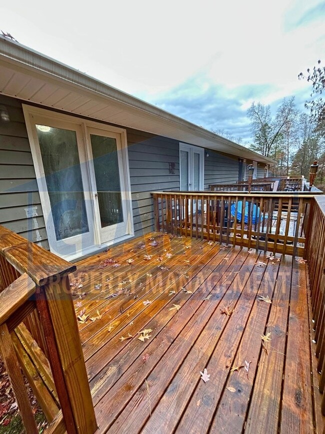 Building Photo - Two bedroom apartment! Great location!