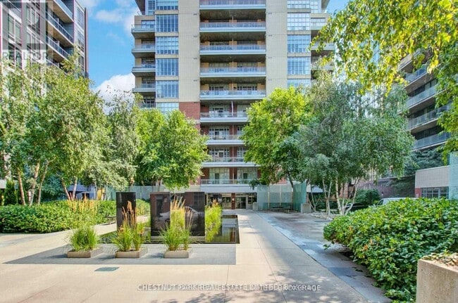 Building Photo - 23 Brant St