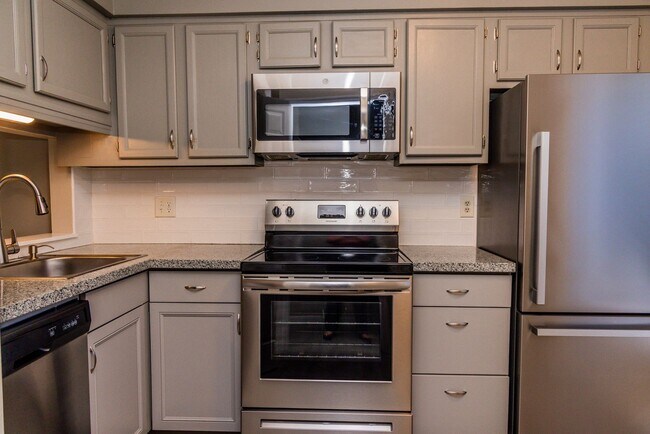 Foto del edificio - 3 Bedroom 2 Bath End Unit!