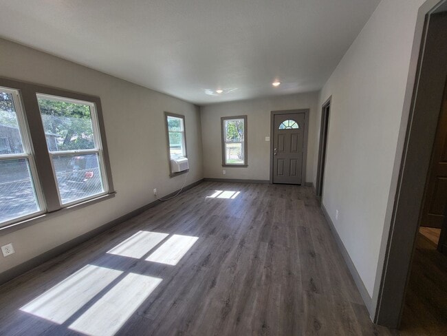 Building Photo - Completely Remodeled and Ready for Move-In