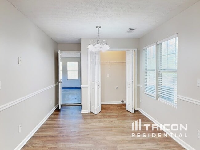Building Photo - 734 Trickle Ln