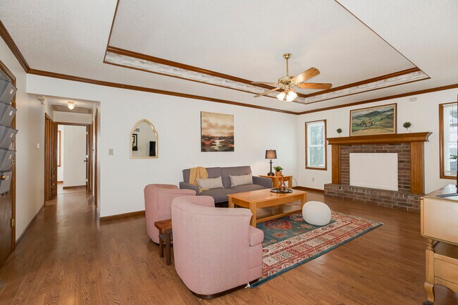 Building Photo - 548 NE Summit Dr