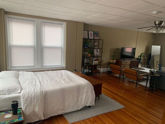 Building Photo - Studio Apartment in the Heart of Northampton