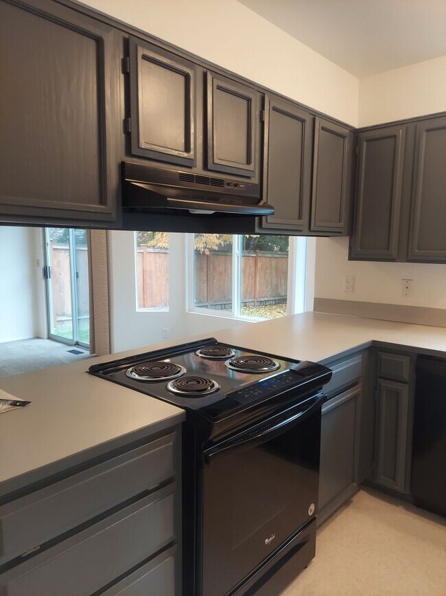 Building Photo - Kent East Hill rental home - 3 bedroom two...