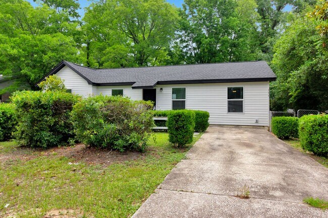 Building Photo - 3 Bedroom in Crestview!!