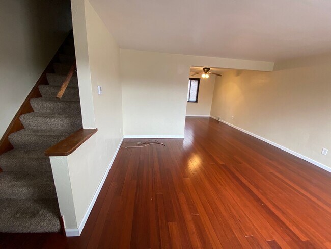 Building Photo - Amazing Duplex in Castle Shannon!