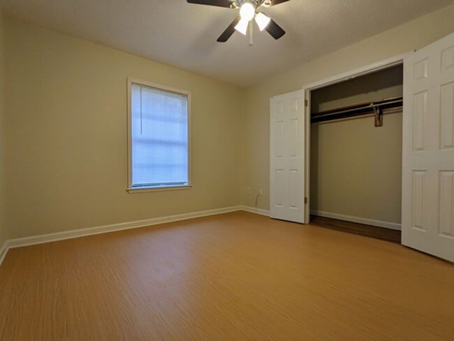 Building Photo - 2 bed 1 bath on quiet street!