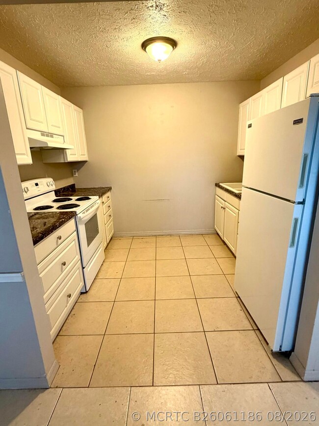 Building Photo - 5205 SE Primrose Way