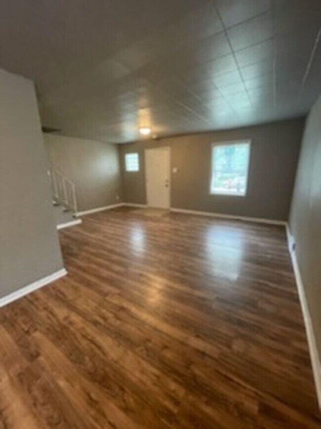 Building Photo - Large 2 Story Home