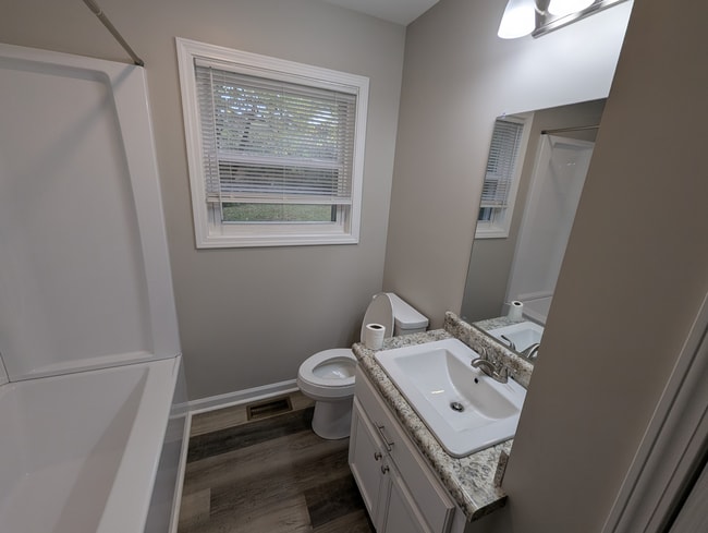 Building Photo - 310 Sunset St SW