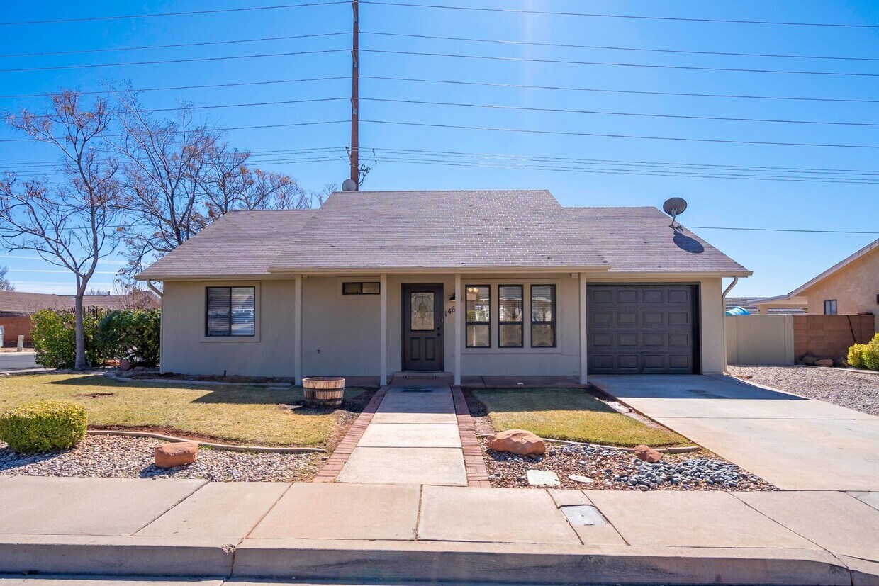 Charming 3 Bedroom Home with New Paint and... House Rental in St