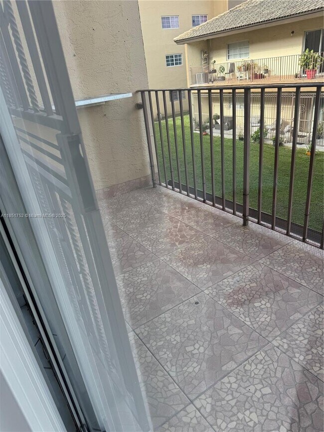 Foto del edificio - 8851 NW 119th St