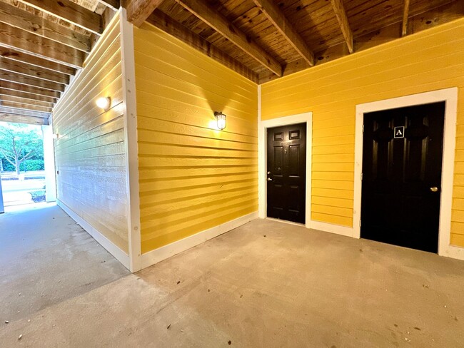 Foto del edificio - 2 Bedroom, 2 Bath Condo in Southampton Poi...