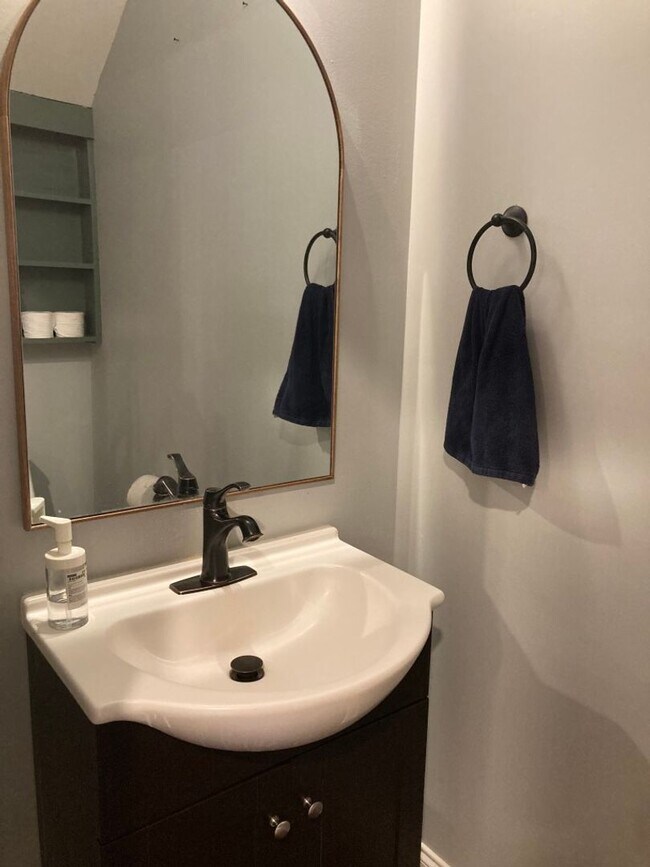 Building Photo - Murfreesboro Townhome near it all!