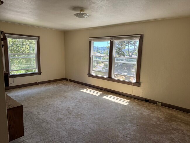 ¡Grandes ventanales con vistas a la ciudad! - 319 N 8th St